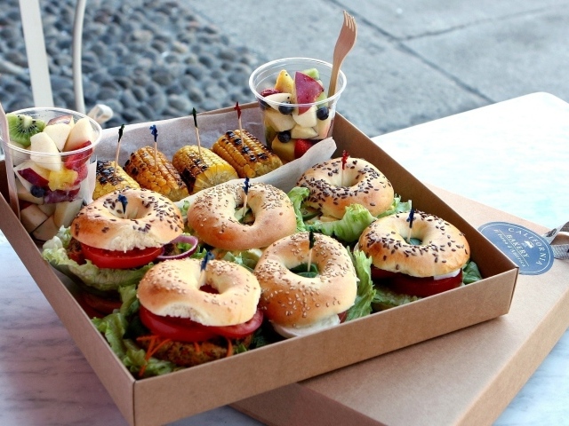 Гамбургеры и кукуруза