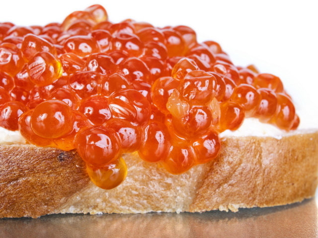 Бутерброд с красной икрой