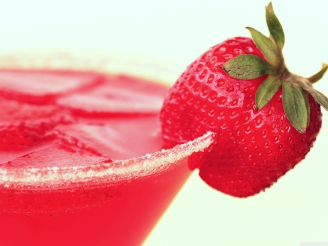 Десерт с клубникой