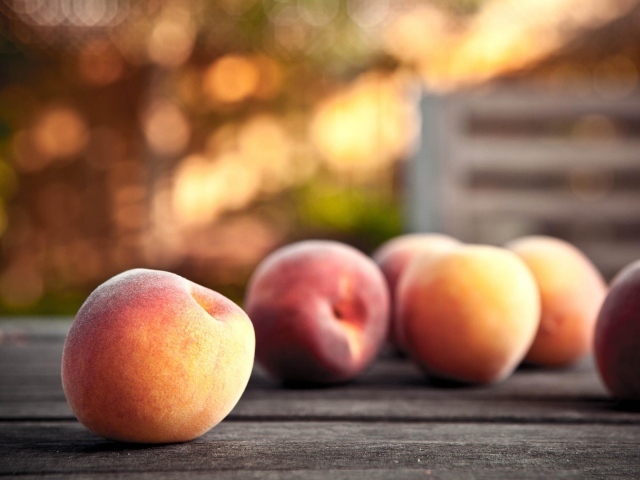 Персики на столе