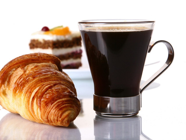 Круассан и кофе