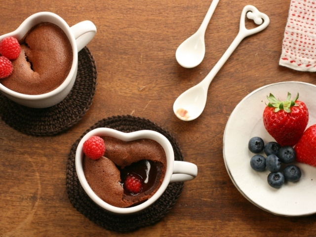 Шоколадный десерт с ягодами