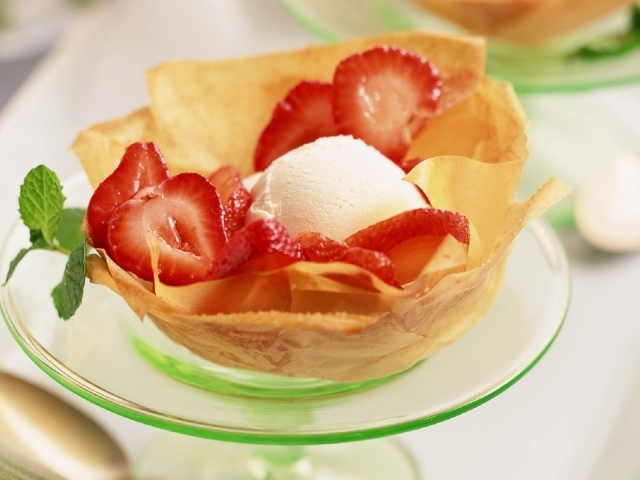 Мороженое с клубникой