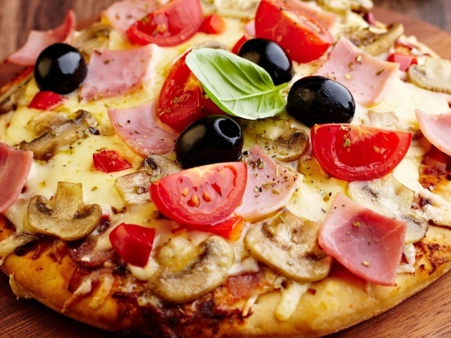 Пицца с помидоркой