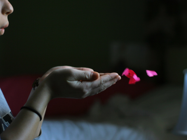 Мальчик и сердечки