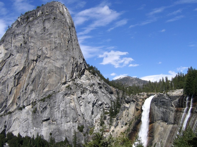 Скала и водопад