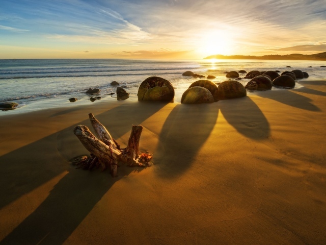 Каменные глыбы на золотом пляже