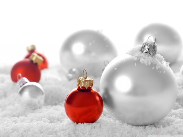 Новогодние игрушки в снегу
