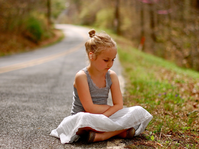 Девочка на дороге