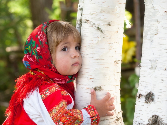 Девочка у березы