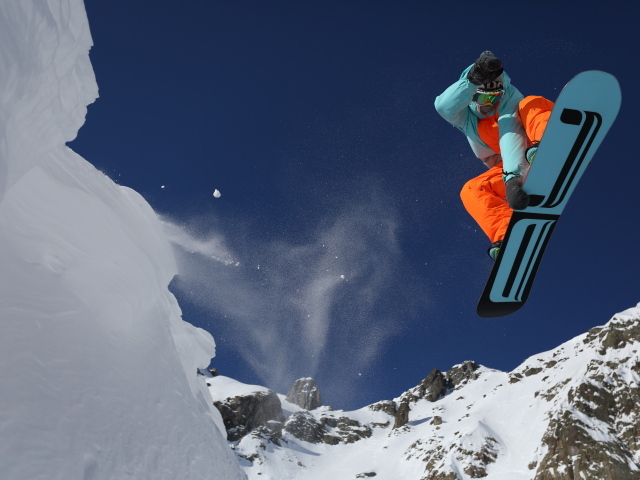 Сноубордист в горах