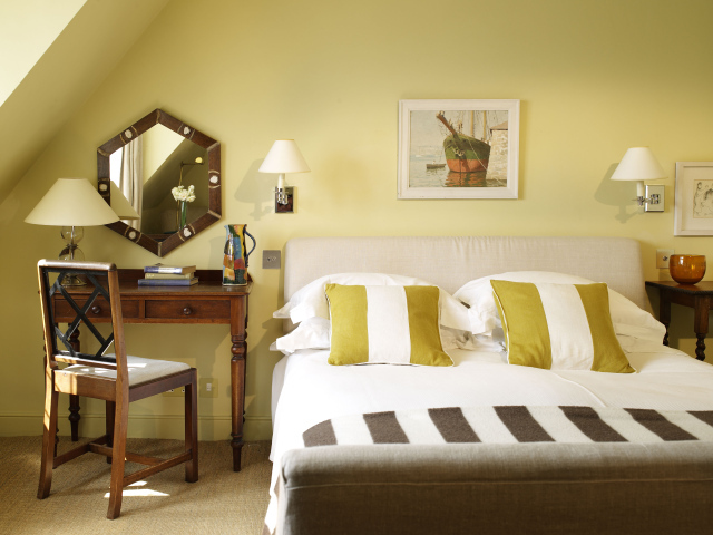 Желтый цвет в спальне