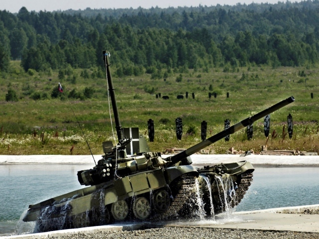Танк выезжает из воды