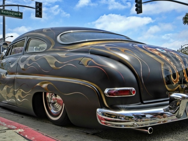 Разрисованный автомобиль на стоянке