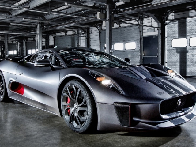 Спортивный автомобиль на стоянке