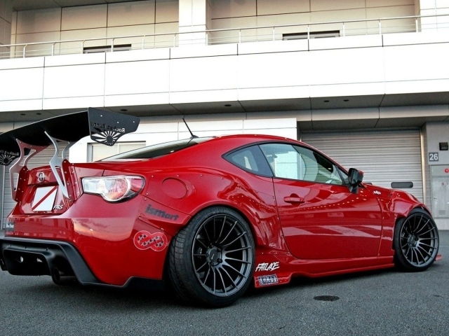 Красный гоночный автомобиль