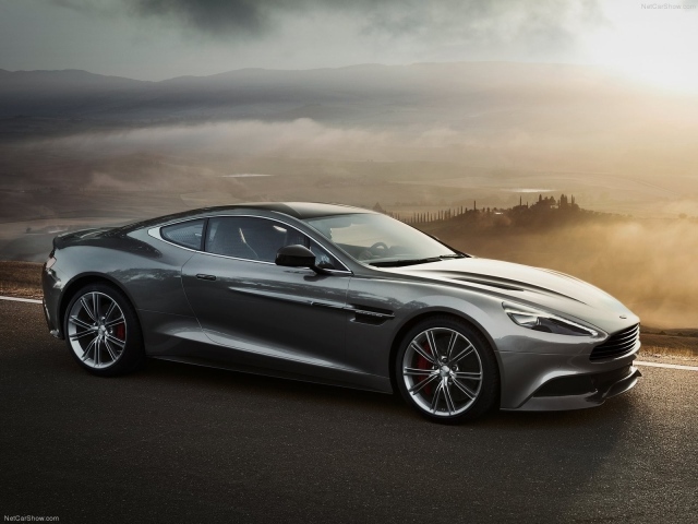 Aston Martin у туманной долины