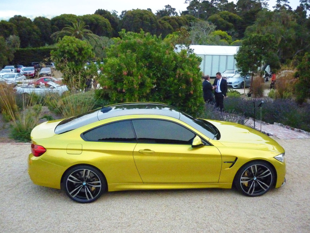 Желтый BMW M4 сверху