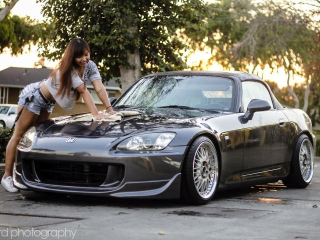 Девушка моет Хонду