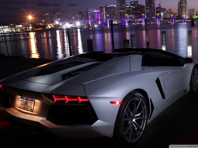 Ламборджини на берегу моря