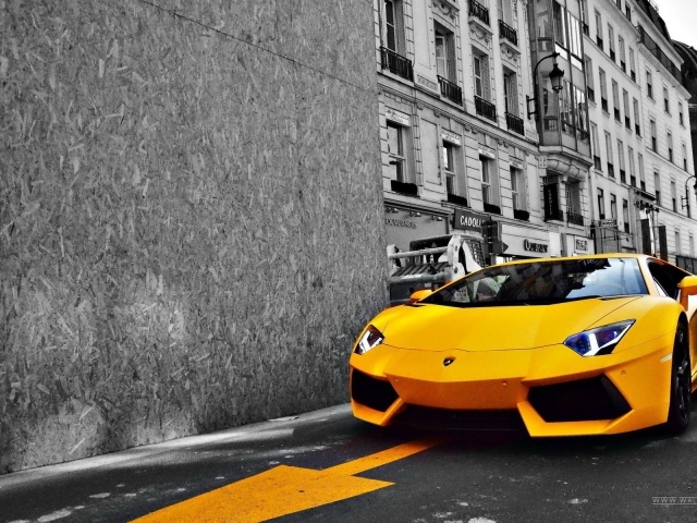 Желтый Lamborghini Aventador