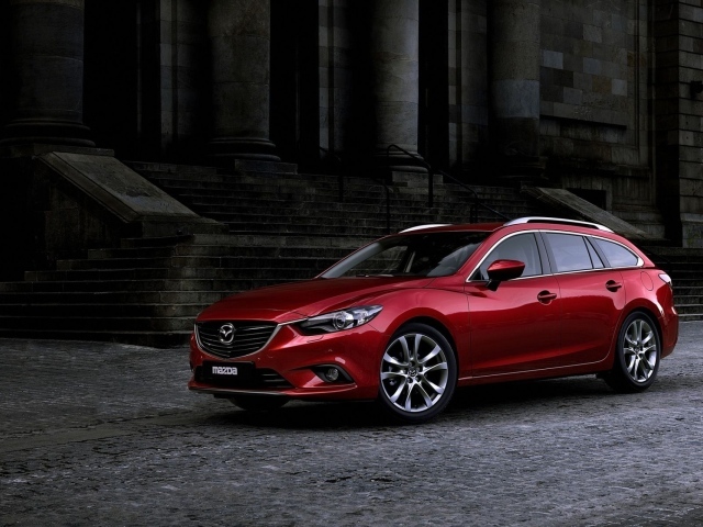 Красная Мазда 6