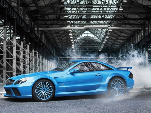 Мерседес на крутом повороте