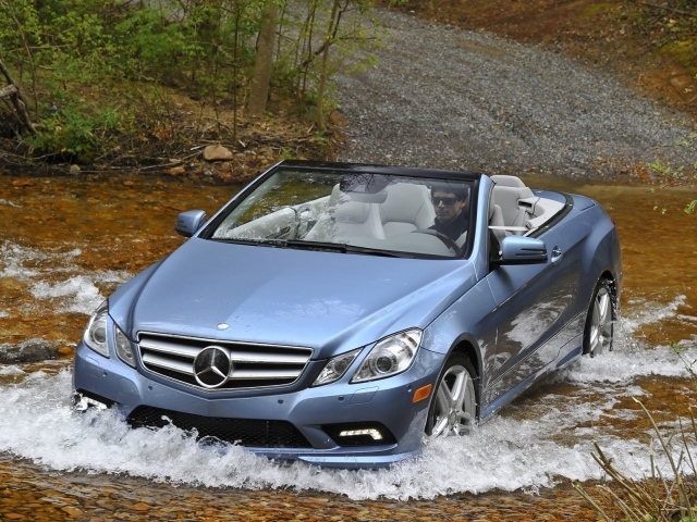 Мерседес едет через реку