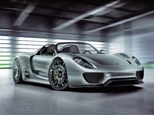 Серебристый Porsche 918 Spyder