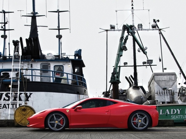 Красный автомобиль на пристани