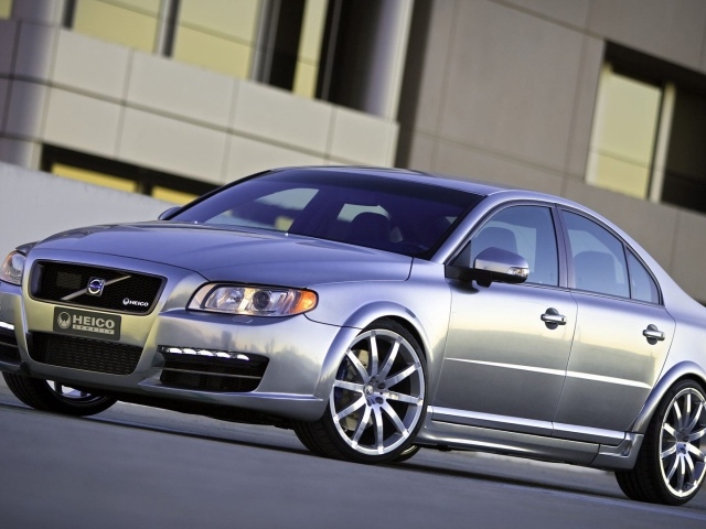 Удивительная Серебряная Volvo S80