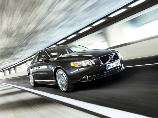 Черный Volvo S80 ускоряется