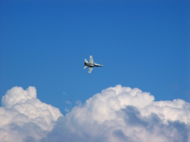 Военный самолет в облаках
