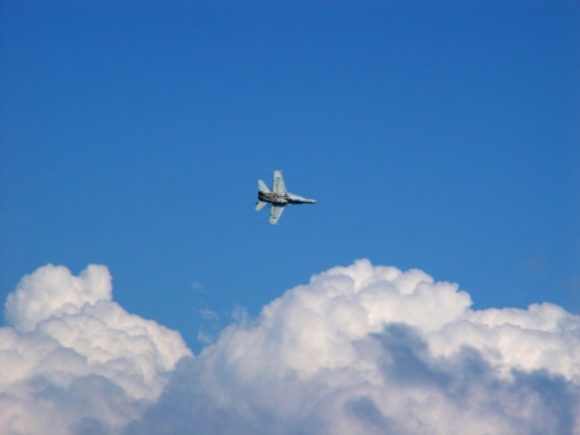 Военный самолет в облаках