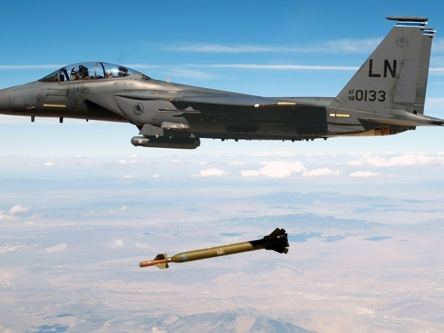 F-15 запустил ракету