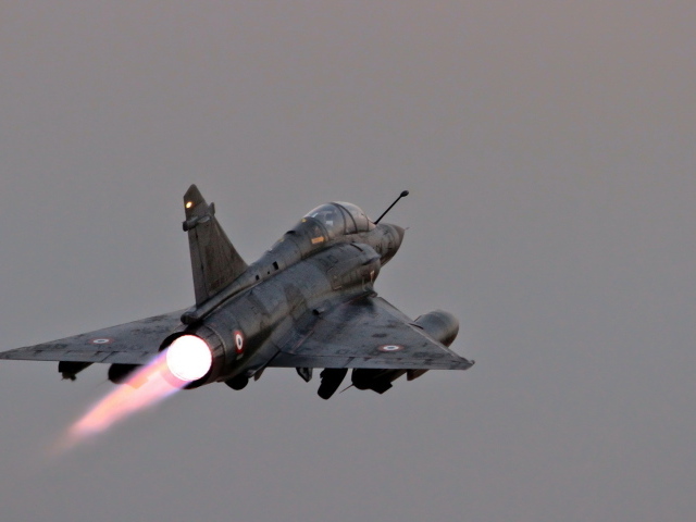 Военный самолет уходит в небо