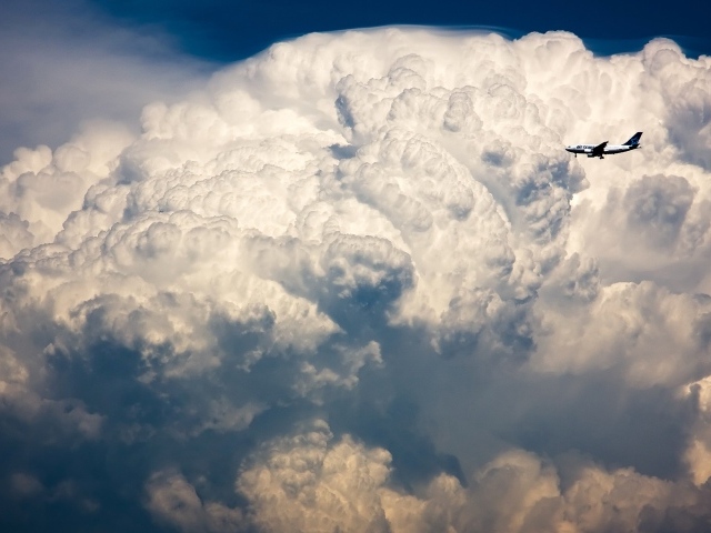 Самолет у грозовой тучи