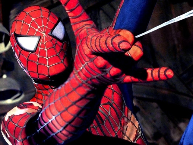 Человек-паук стреляет свою паутину