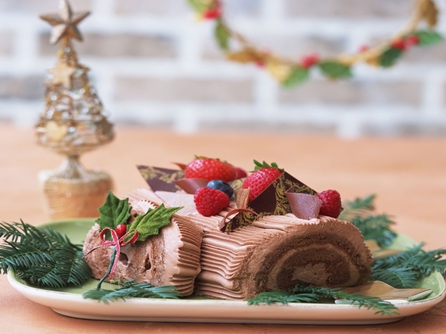 Шоколадный кекс с клубникой на рождество