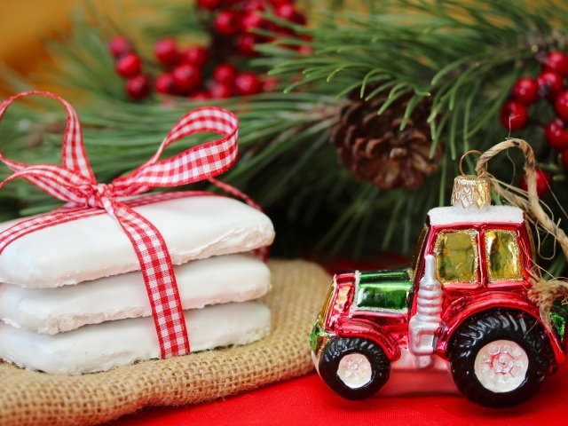 Лакомство и ёлочная игрушка в виде машинки на рождество