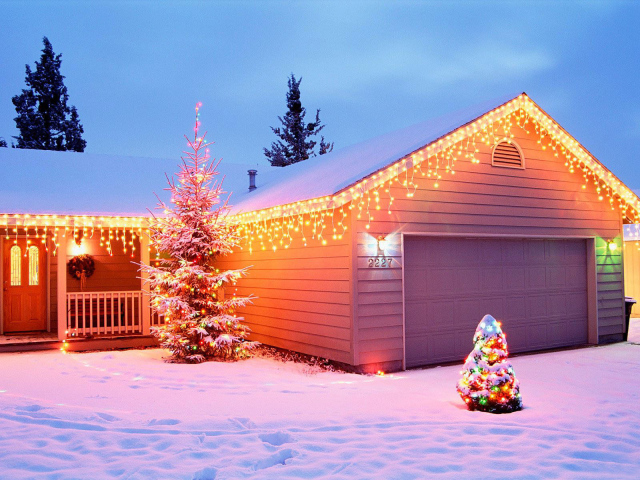 Украшенный дом с гаражом на рождество