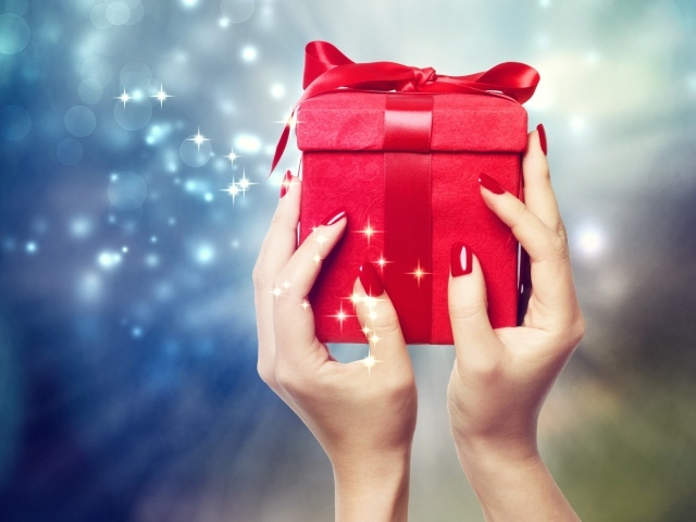 Подарок в красивой красной коробке на рождество