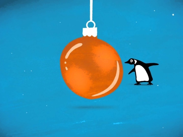 Пингвин и оранжевая ёлочная игрушка на рождество