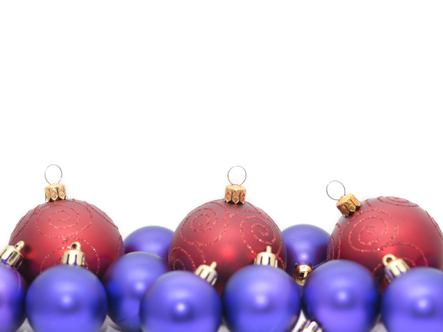 Красные и фиолетовые ёлочные игрушки на рождество