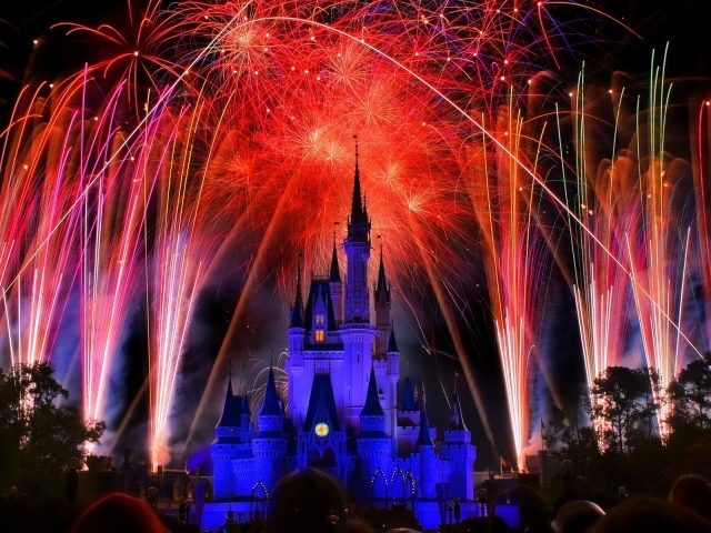 Праздничный фейерверк над костелом