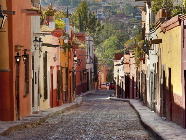 Старинная улица с фонарями