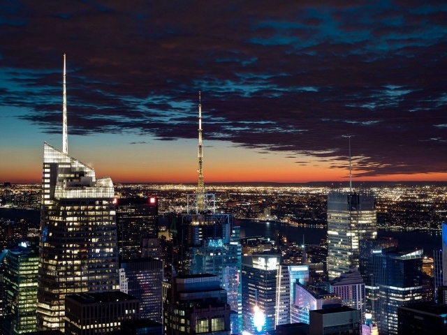 Пейзаж вечернего города с огнями