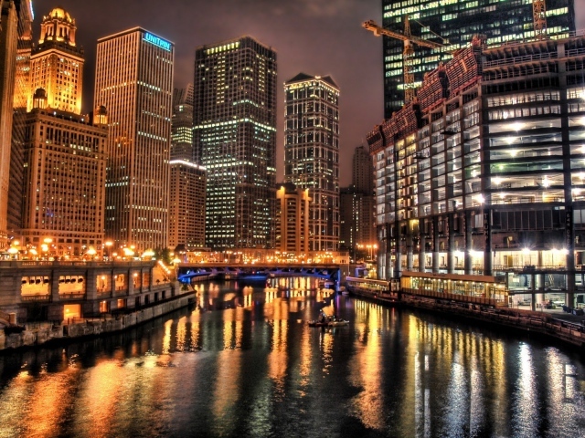 Небоскребы в ночном городе