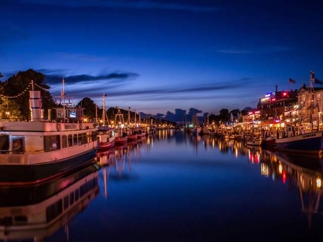 Город на берегу реки вечером