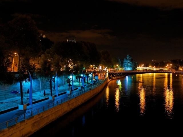 Городская набережная ночью